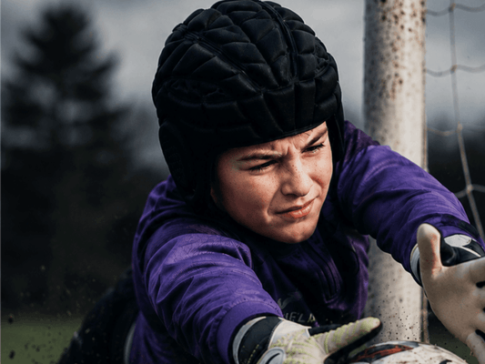 Jeune gardien de but portant un casque Guardian360 lors d'un match de football